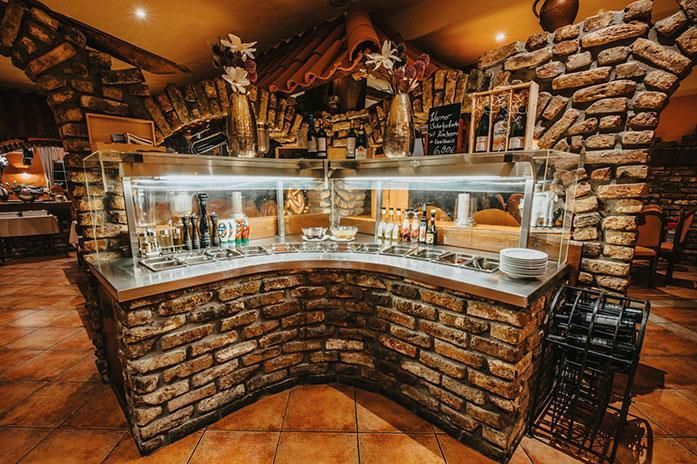 Ein Buffet in einem Restaurant mit einer Backsteinmauer