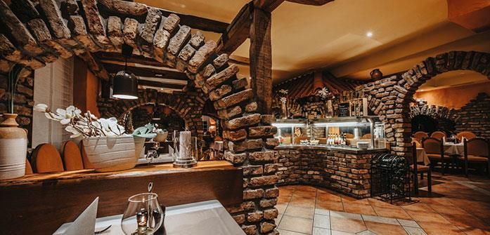 Ein Restaurant mit einer Ziegelwand und einer Holzdecke.
