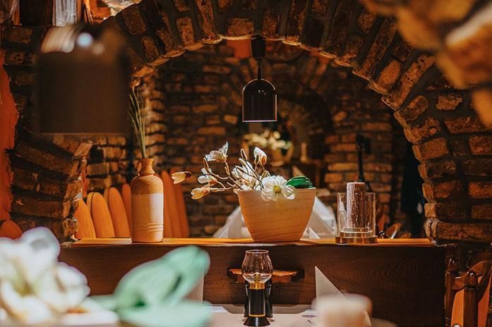Ein Tisch in einem Restaurant mit einer Schale Blumen darauf