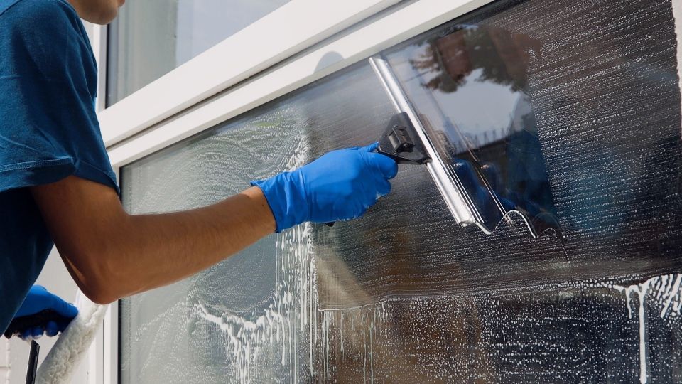 Hand putzt Fenster, Reinigung und Gartenservice PFAFF