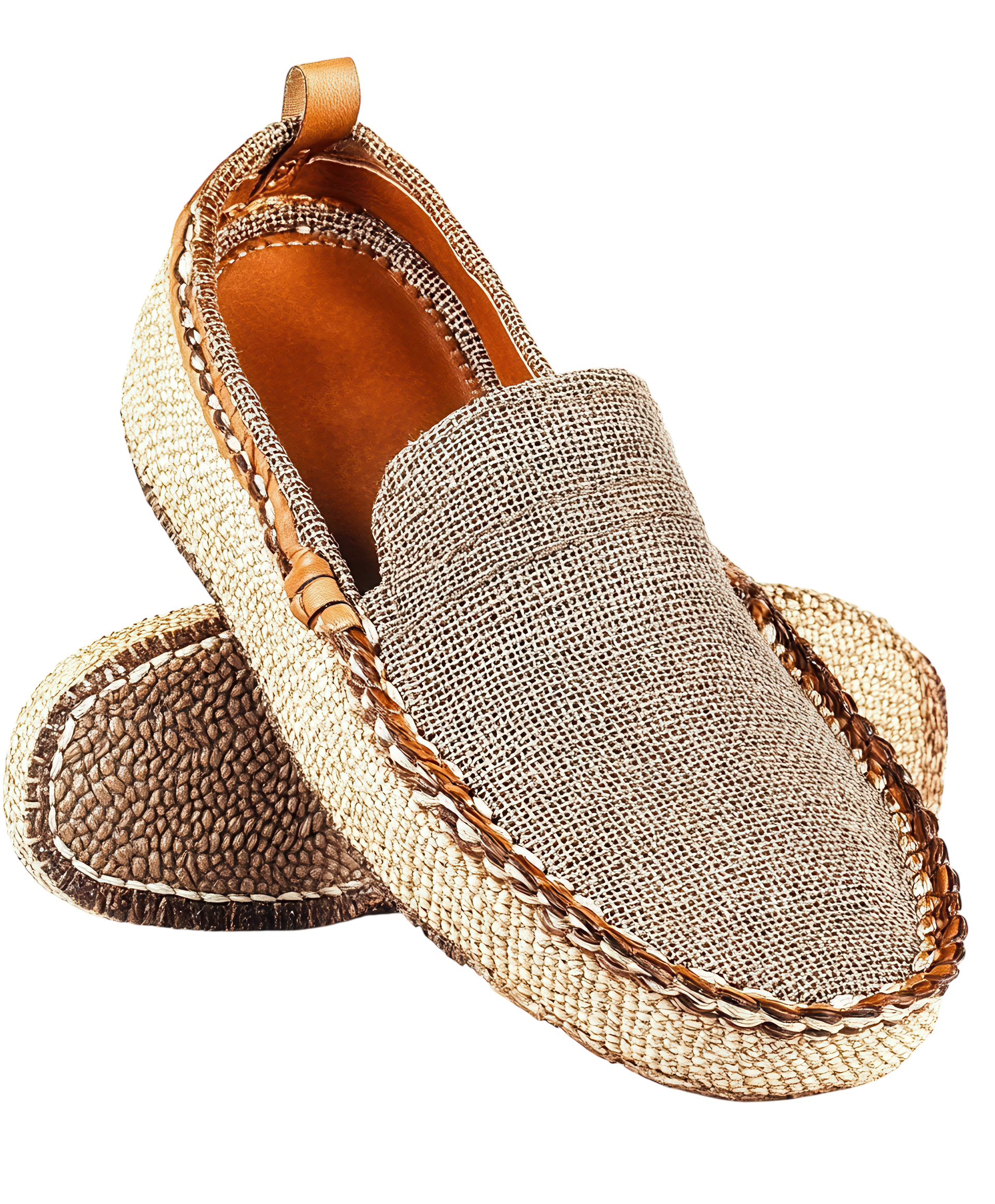 Une paire de mocassins beiges en tissu texturé, ornés d'une garniture en corde tressée, sur un fond blanc uni.