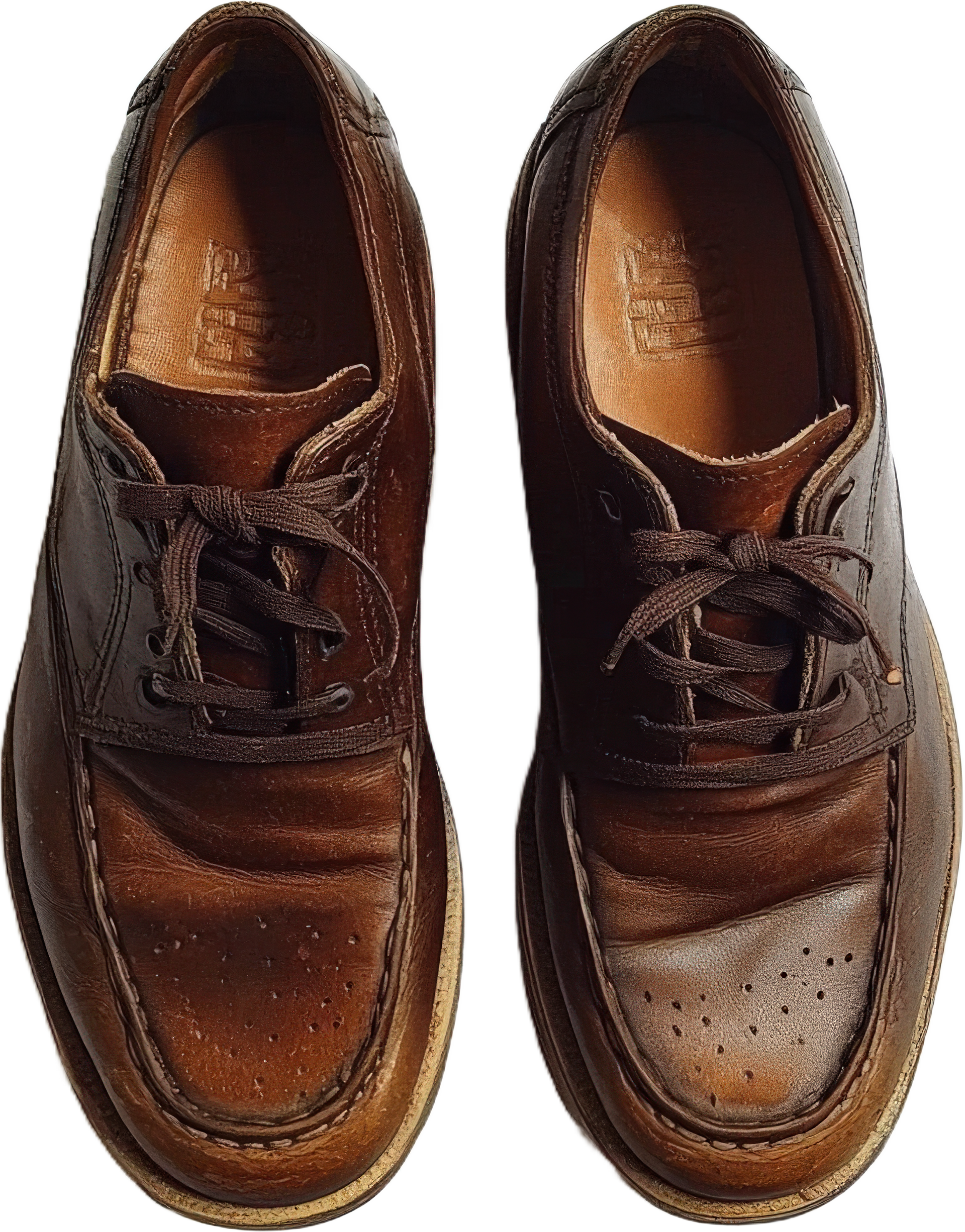 Une paire de chaussures brogues en cuir marron usées.