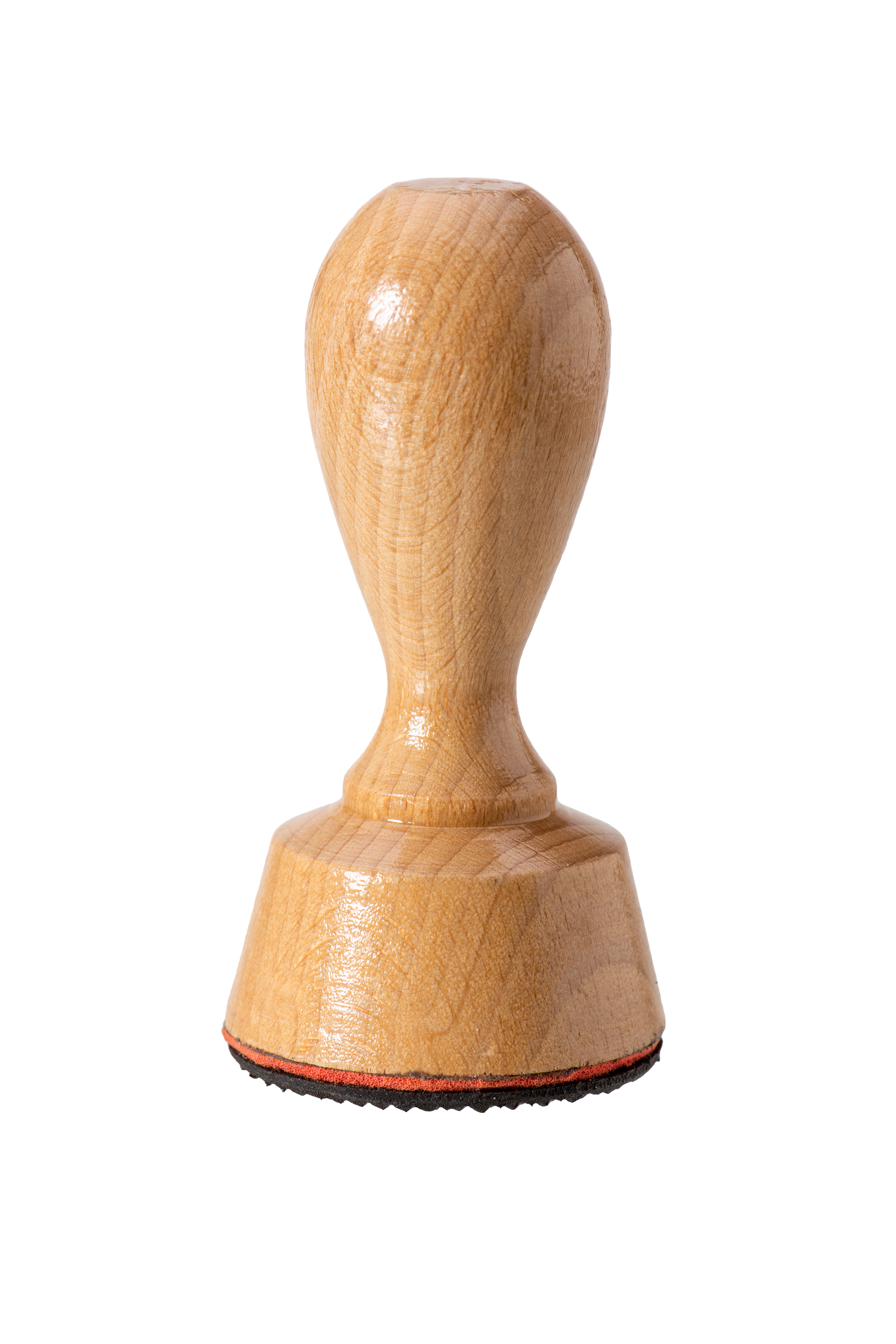 Un tampon encreur en bois à manche arrondi, posé verticalement sur un fond blanc.