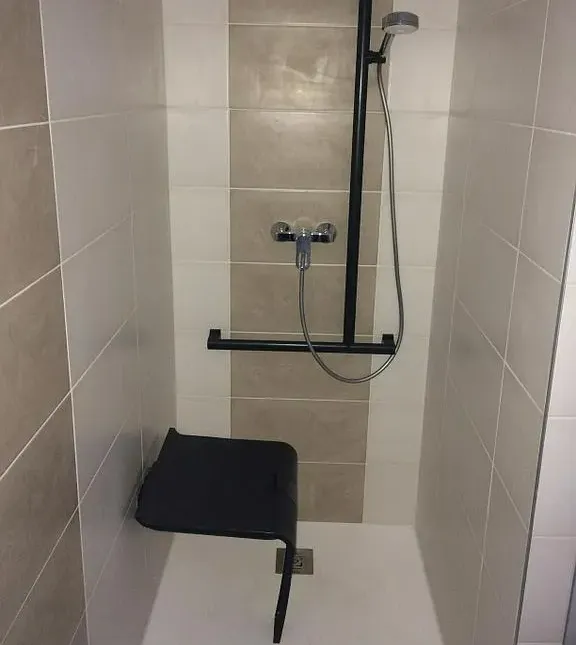 Cabine de douche avec siège pour personnes à mobilité réduite