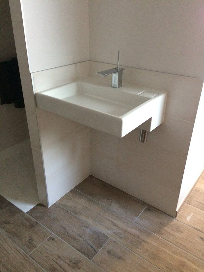 Salle de bains vert d'eau et carreaux de ciment graphiques