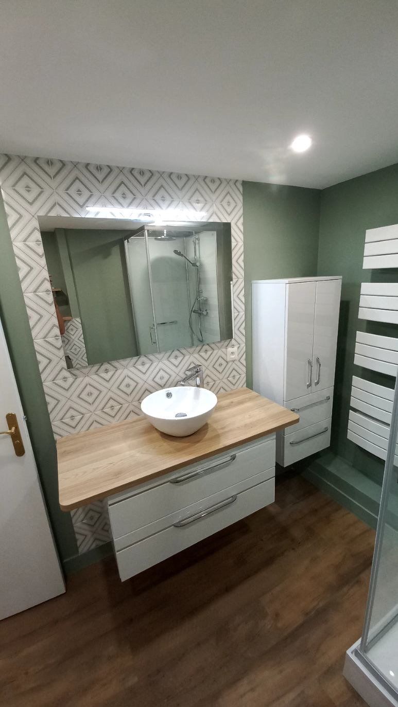 Salle de bains vert d'eau et carreaux de ciment graphiques