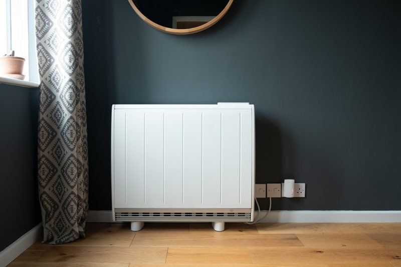 Salon avec mur gris foncé avec radiateur électrique