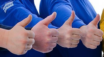 Eine Gruppe von Leuten zeigt hintereinander den Daumen nach oben.