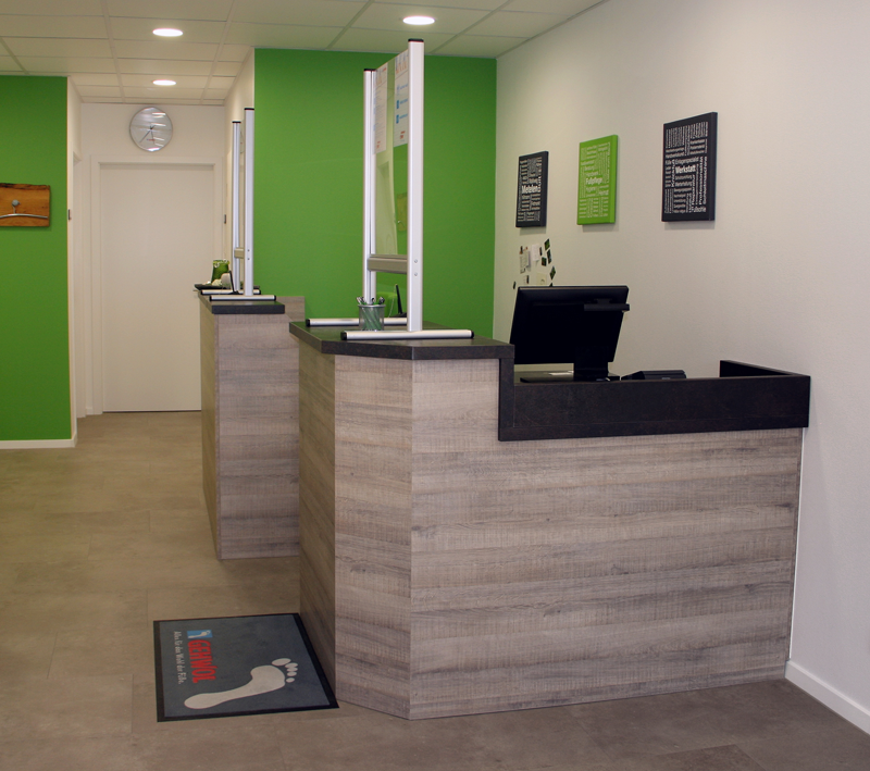 Eine Holztheke in einem Raum mit grünen Wänden