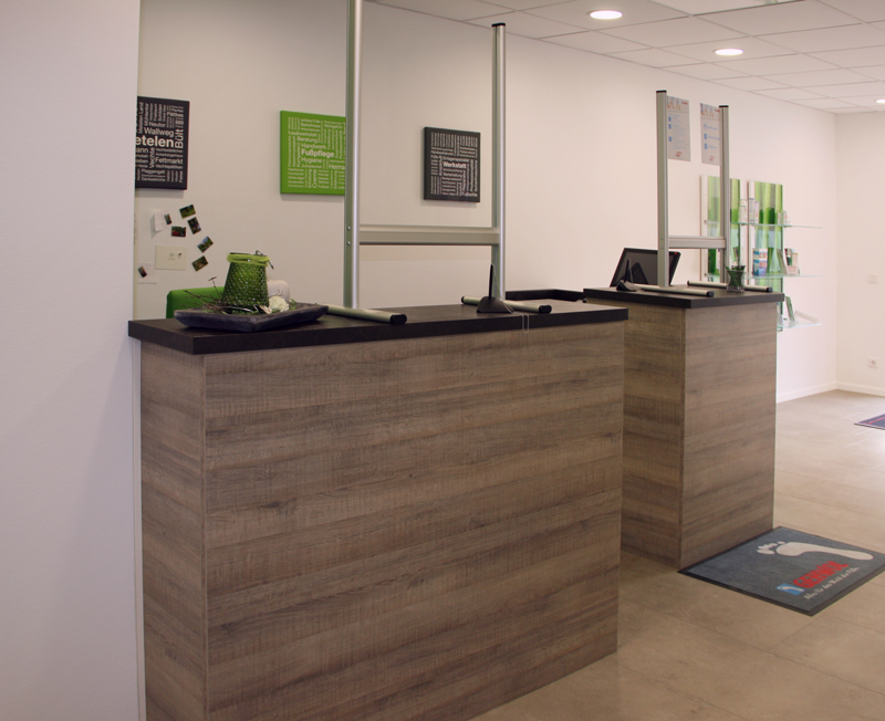 Eine Holztheke in einem Raum mit einem Schild an der Wand, auf dem steht: „Ich liebe dich“.