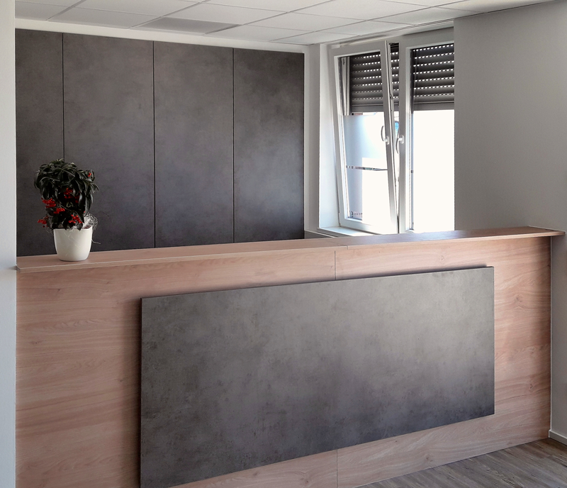 Ein Rezeptionstresen mit einer Topfpflanze darauf