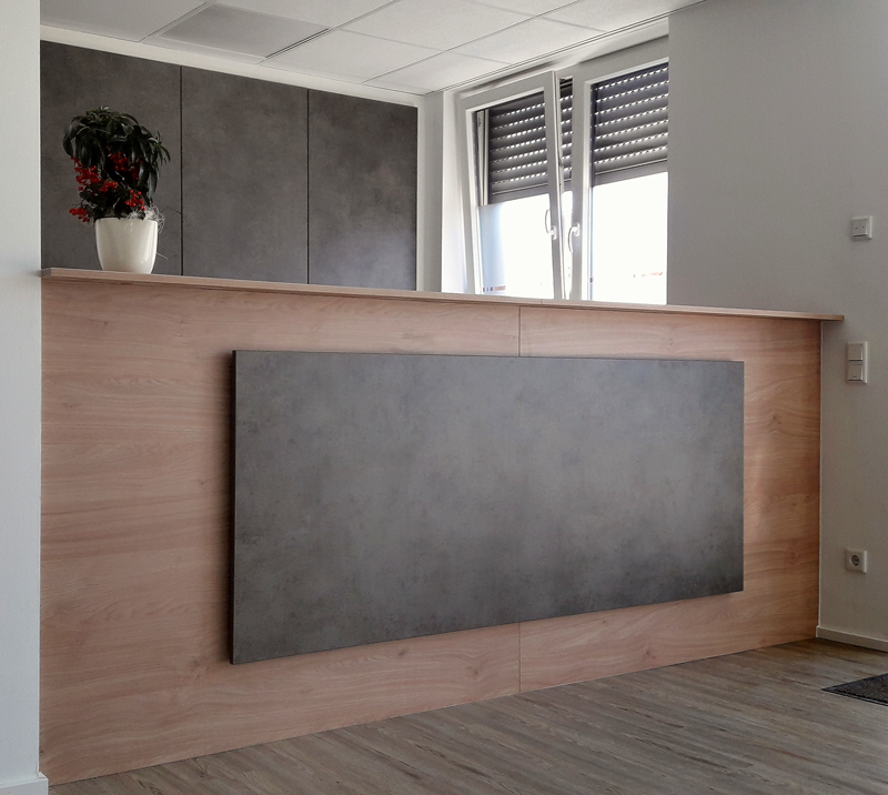 Eine große Holztheke in einem Raum mit einer Pflanze darauf.