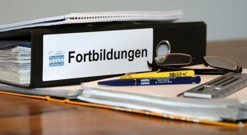 Ein Ordner mit dem Wort Fortbildung darauf