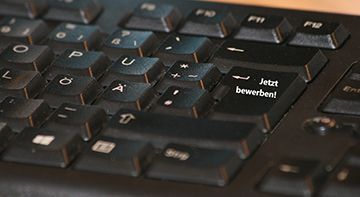Eine Nahaufnahme einer schwarzen Tastatur mit sichtbarer Jetzt-Taste.