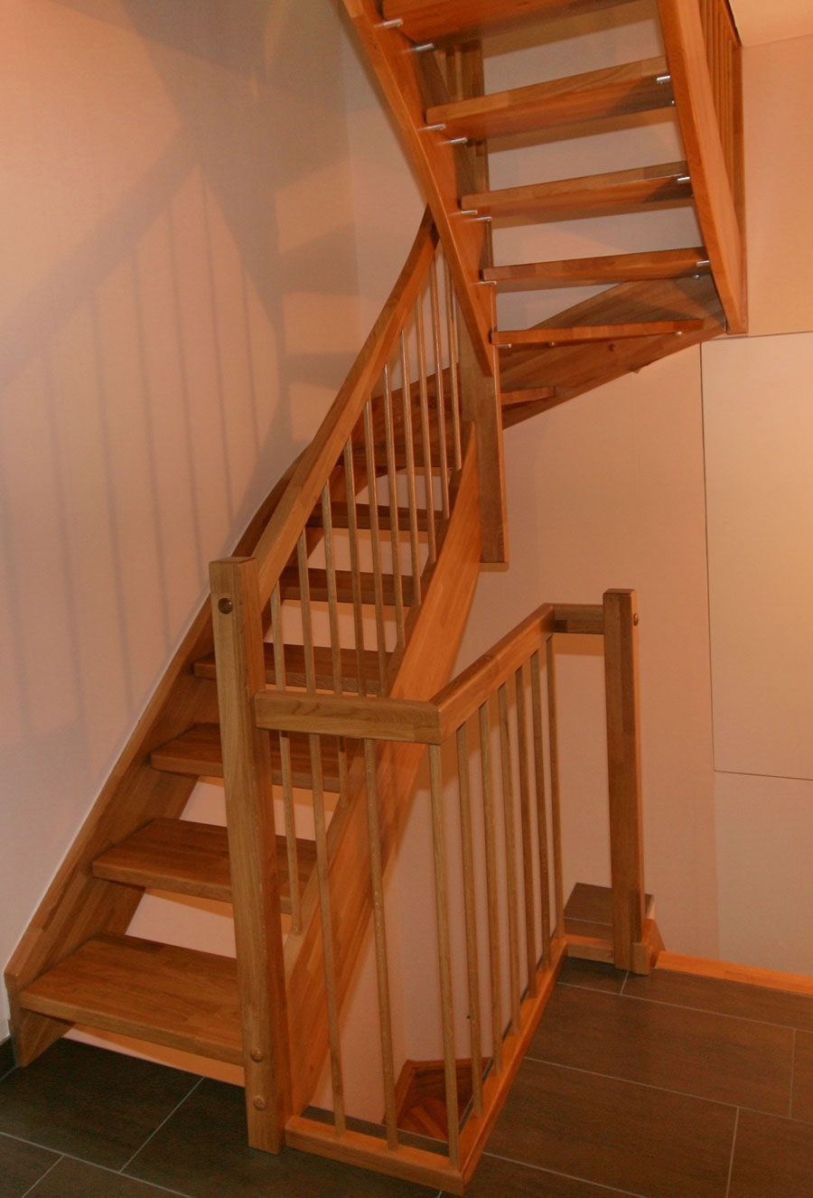 Eine hölzerne Wendeltreppe mit einem Metallgeländer