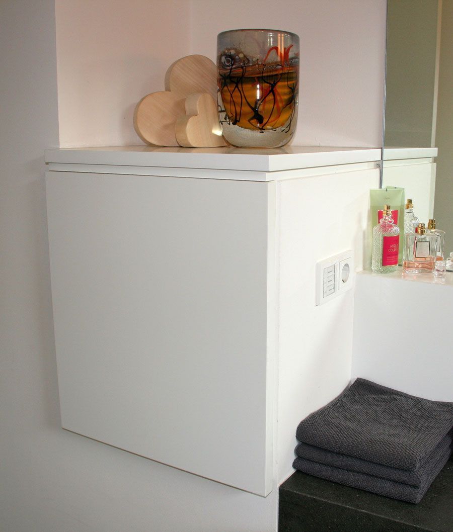 Ein Stapel Handtücher liegt neben einer weißen Kiste