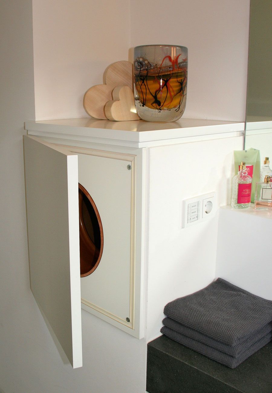 Ein Badezimmer mit einem Stapel Handtücher und einem Spiegel