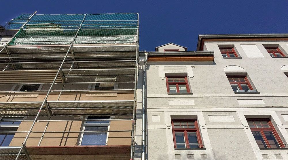 Ein im Bau befindliches Gebäude mit Gerüst an der Seite