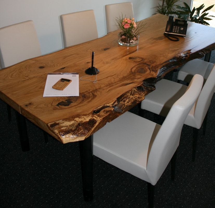 Ein Holztisch mit einem Telefon darauf