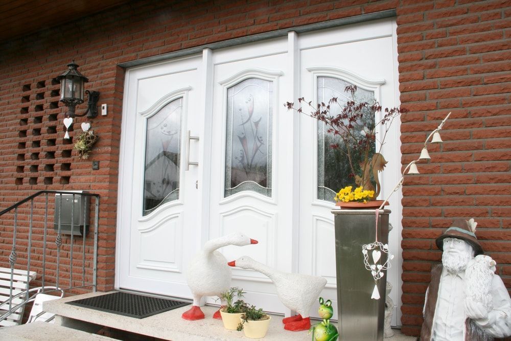 Eine weiße Tür mit einer Ziegelwand dahinter