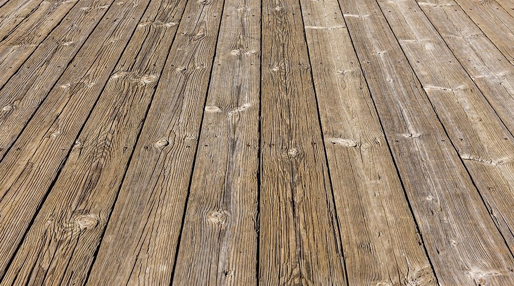 Eine Nahaufnahme eines Holzdecks mit vielen Brettern.