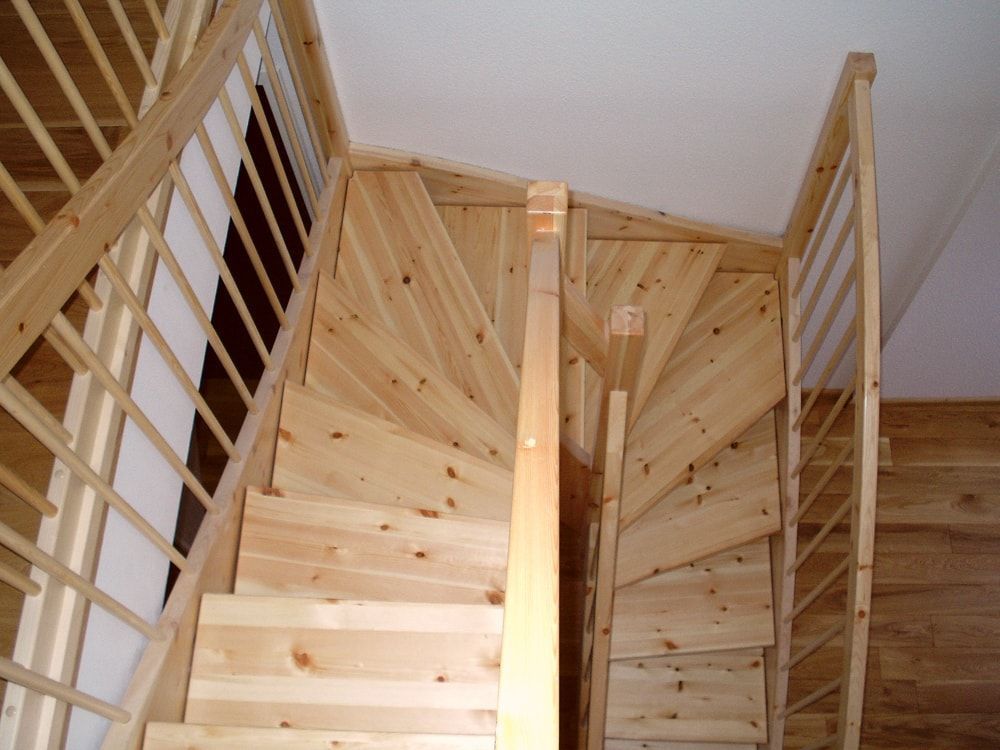 Eine hölzerne Wendeltreppe mit einem Holzgeländer