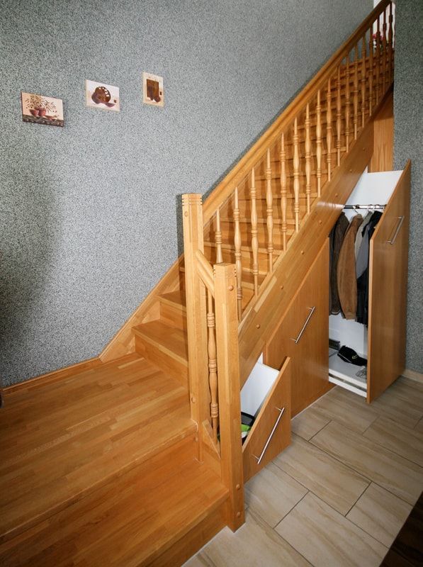 Eine Holztreppe mit einem Schrank darunter