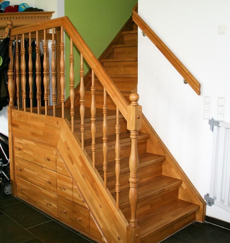 Eine Holztreppe mit einer grünen Wand dahinter