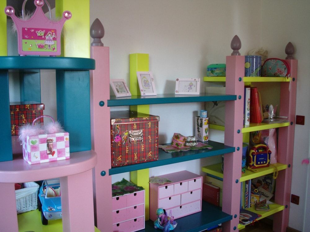 Ein rosa Regal mit einer Krone darauf