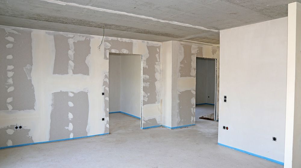 Ein leerer Raum mit Trockenbauwänden und Decke.