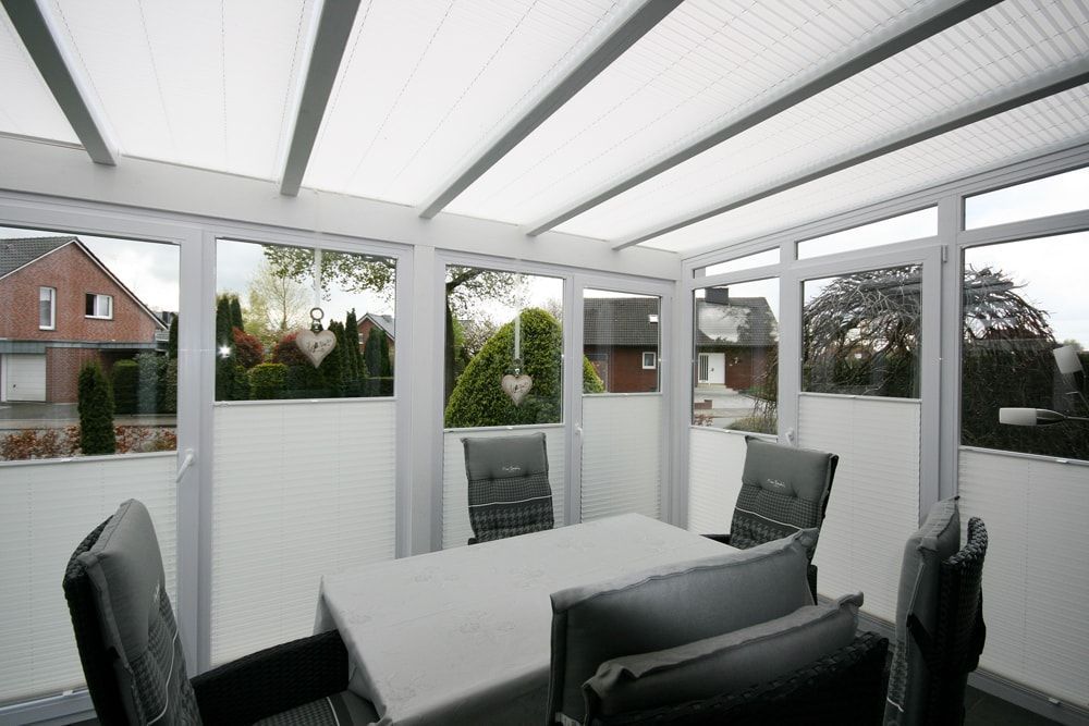 Ein Raum mit einem Tisch und Stühlen darin