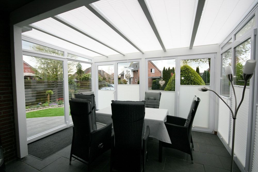 Ein Esszimmer mit einem Tisch und Stühlen darin