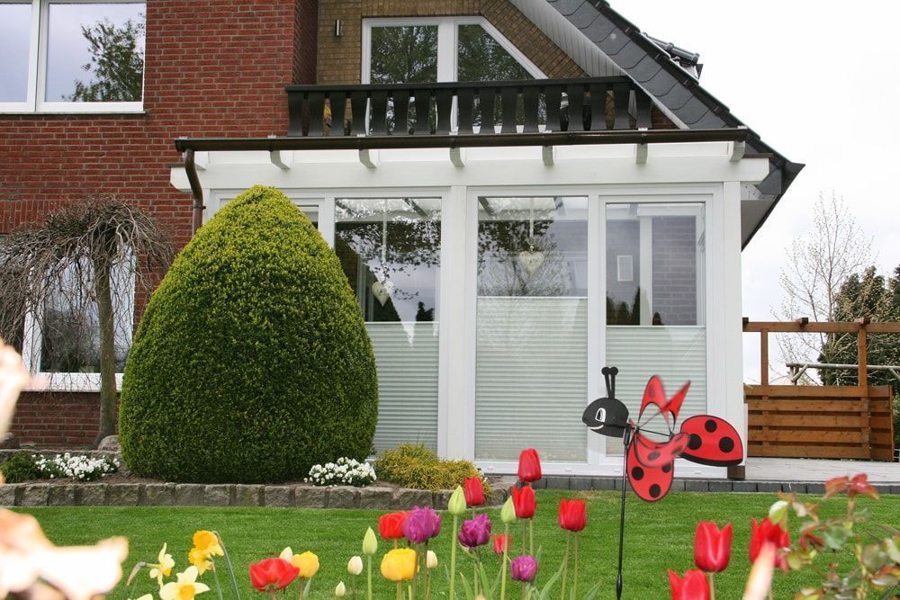 Eine Marienkäferstatue steht vor einem Haus