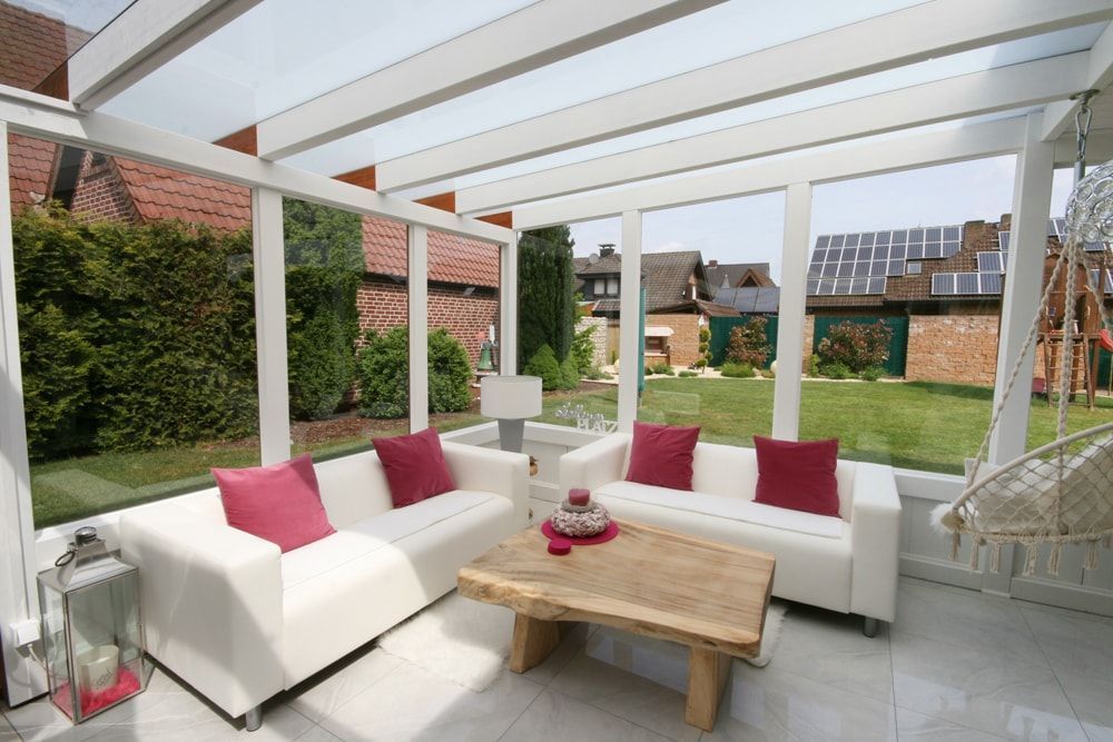 Ein Wohnzimmer mit weißen Möbeln und einem Holztisch