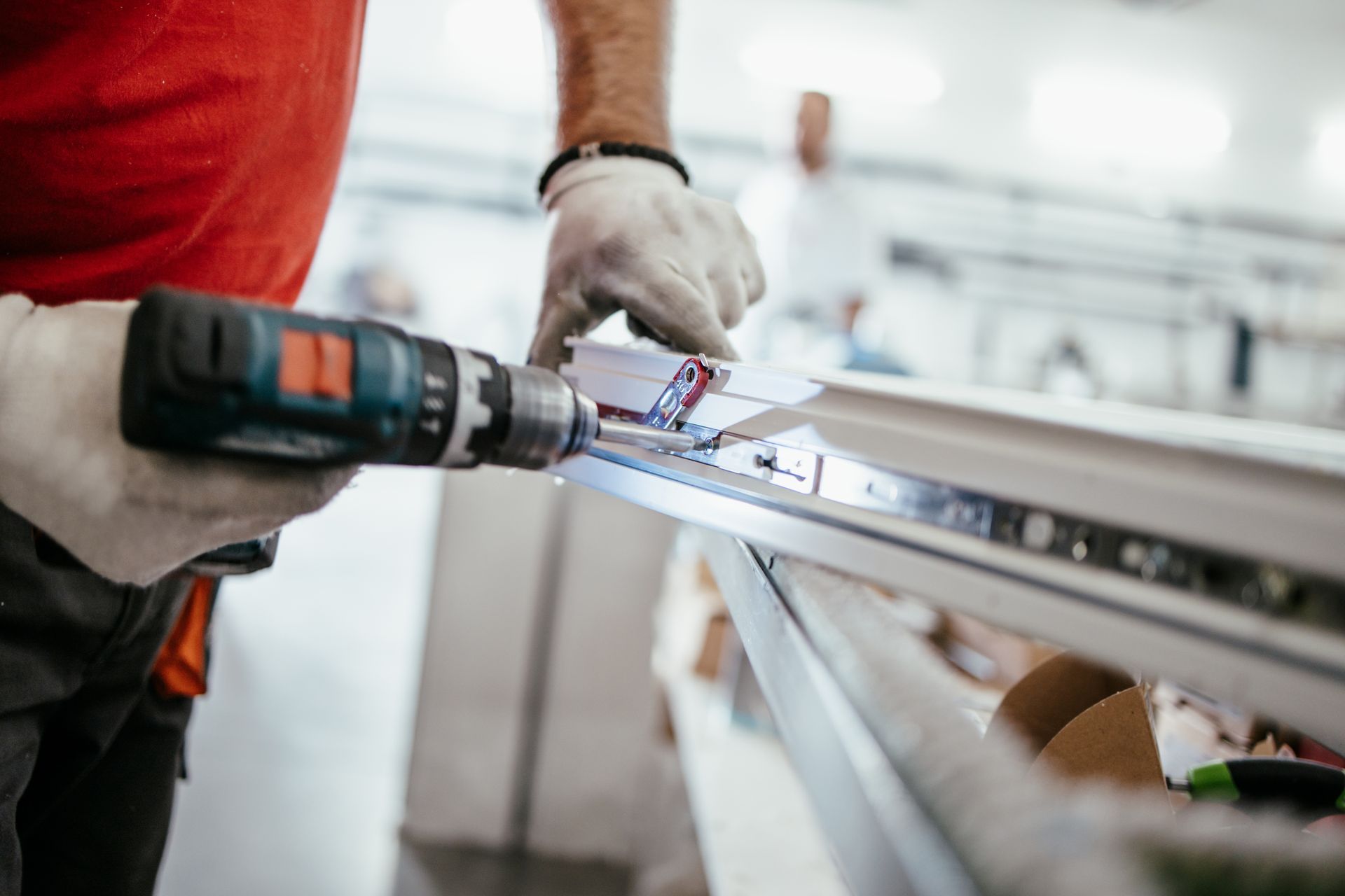 Professionnel en train de finir une fenêtre en PVC.