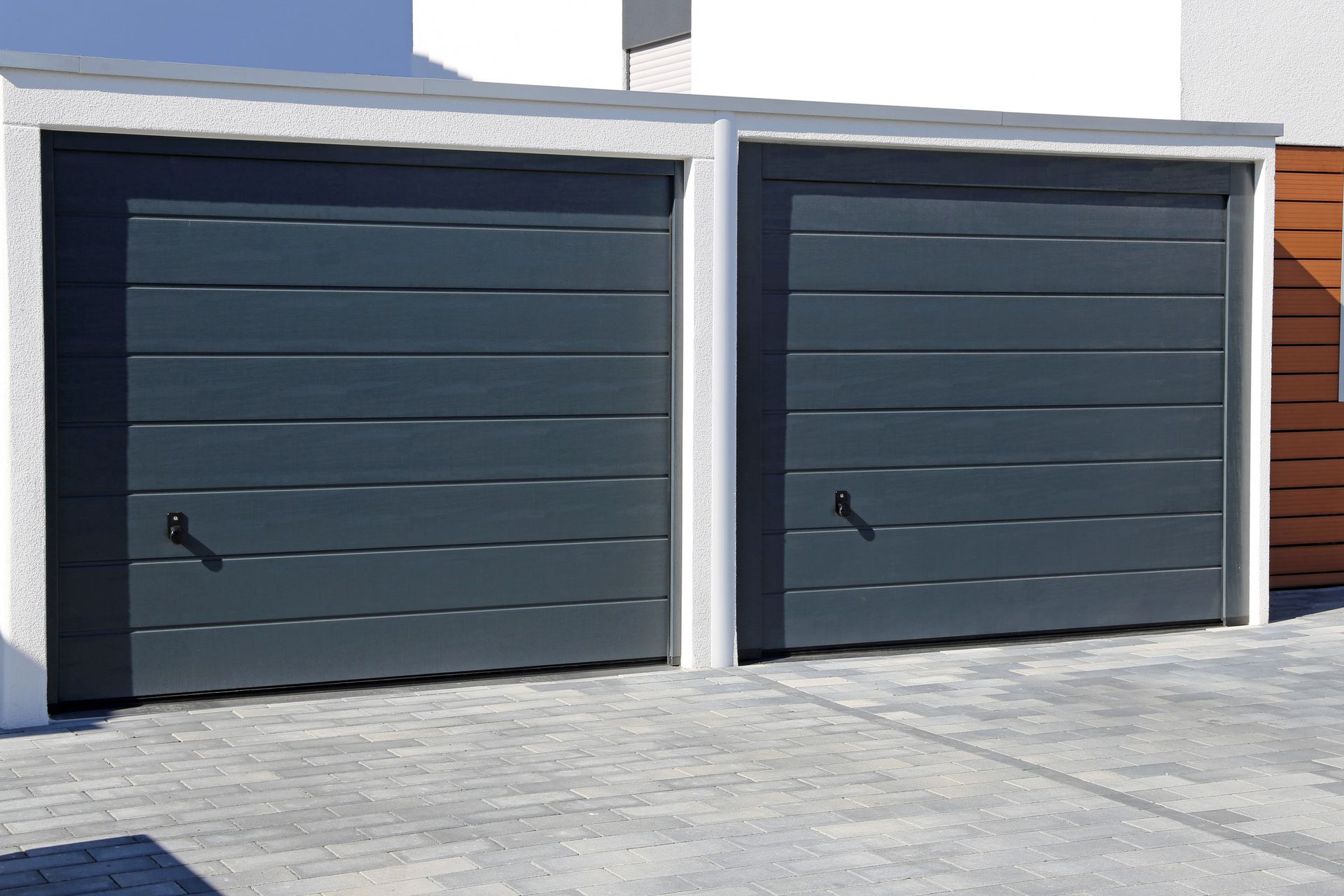 2 portes de garage grises