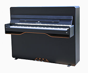 Ein schwarzes Klavier steht auf einer weißen Fläche.