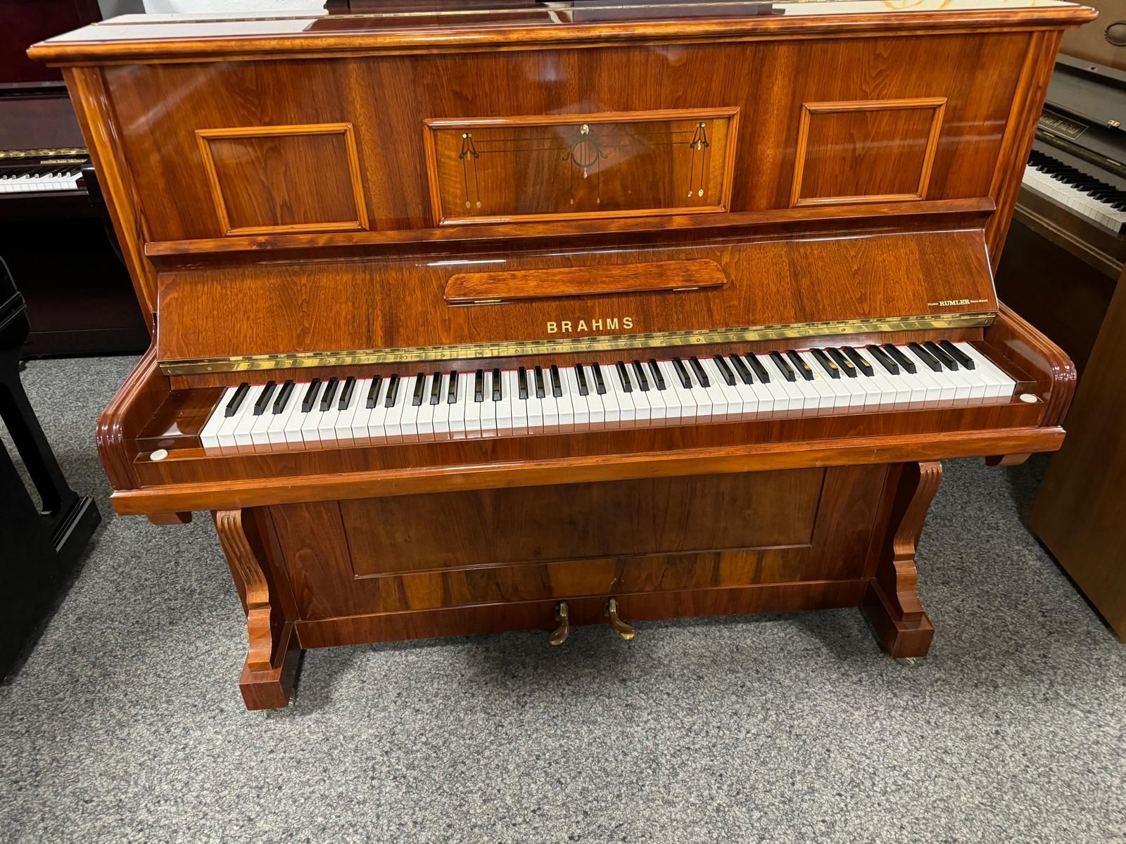 Ein hölzernes Klavier mit weißen Tasten steht auf dem Boden