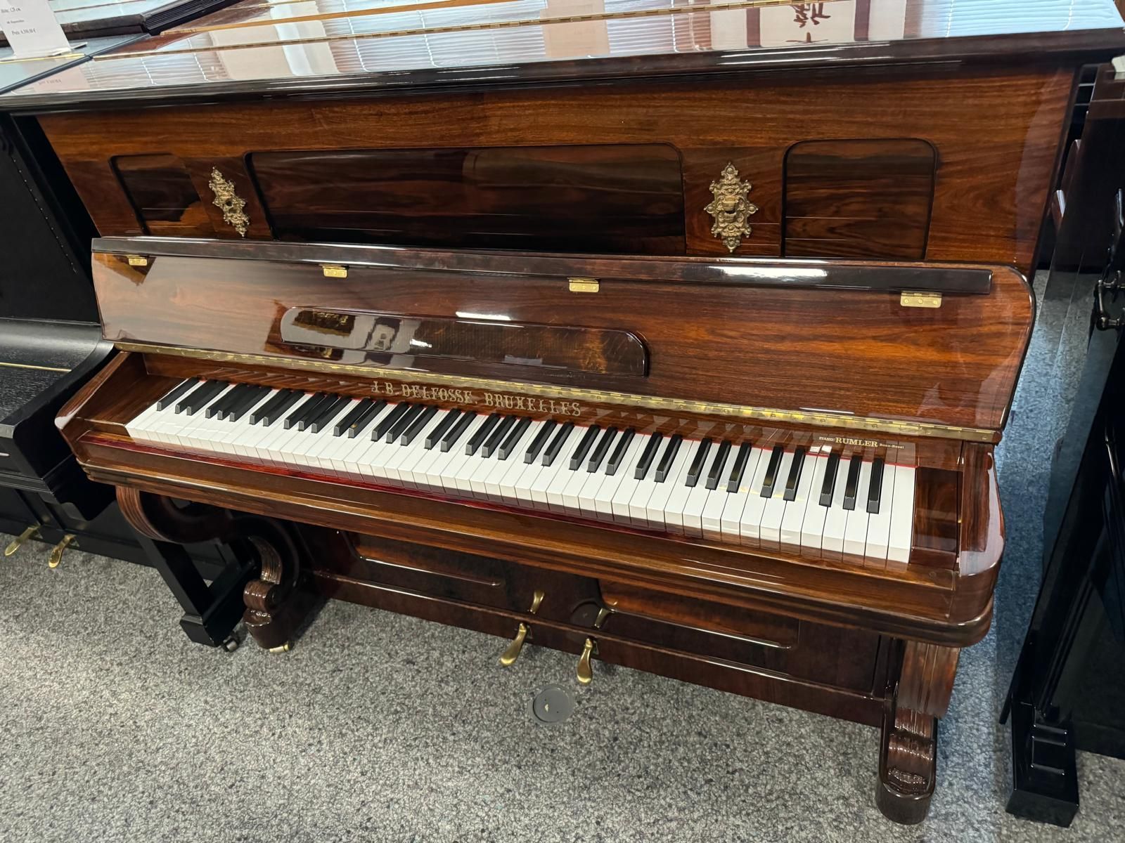 Ein Klavier mit geöffnetem Deckel und sichtbaren Tasten