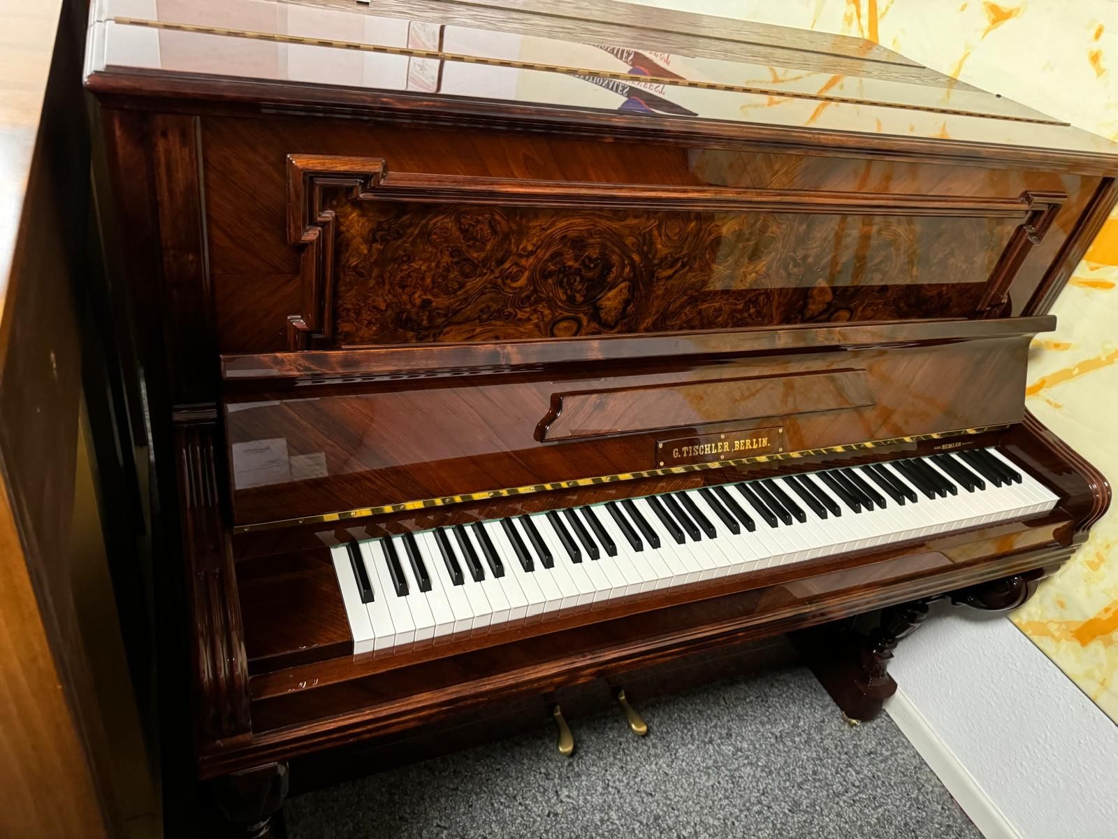 Ein Klavier mit Holzplatte und weißer Tastatur