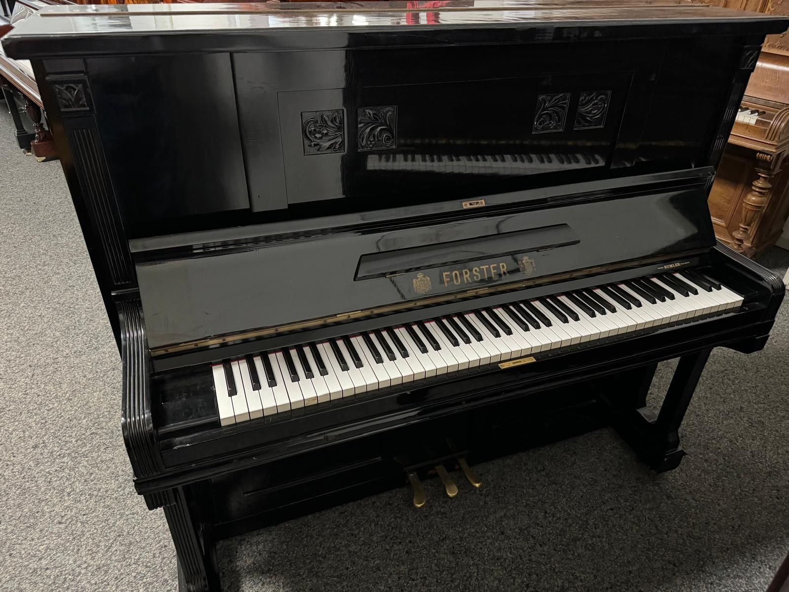 Ein hölzernes Klavier steht in einem Raum mit anderen Klavieren.