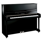 Ein schwarzes Klavier steht auf einer weißen Fläche.