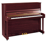 Auf einer weißen Fläche steht ein Mahagoni-Klavier.