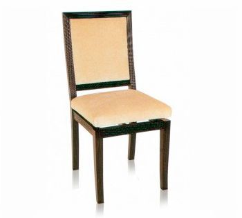 Ein Holzstuhl mit hellbraunem Kissen auf weißem Hintergrund.