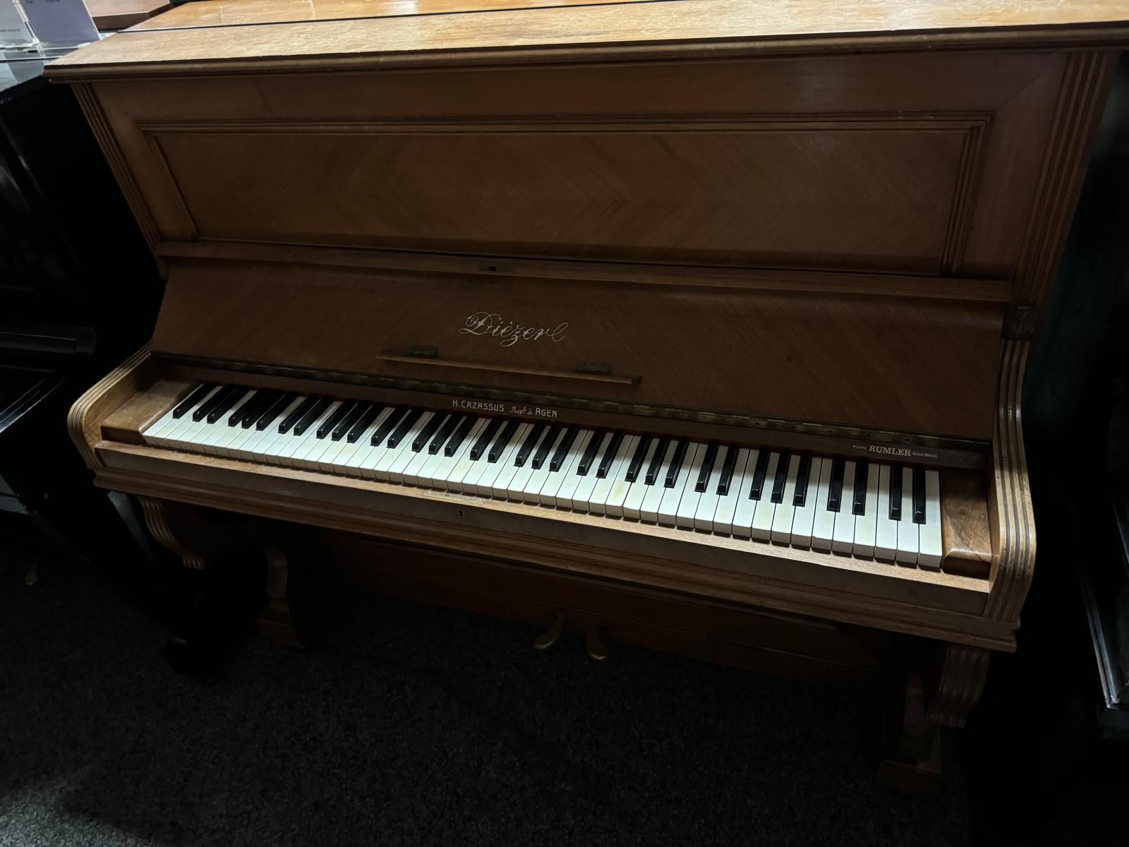 Ein hölzernes Klavier steht in einem Raum mit anderen Klavieren.