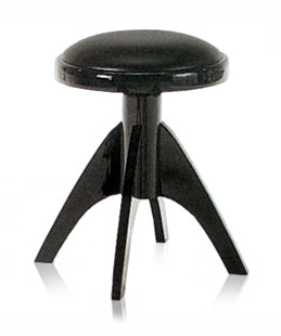 Ein schwarzer Hocker mit drei Beinen und einer runden Platte