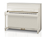 Ein weißes Klavier steht auf einer weißen Oberfläche.