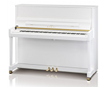 Ein weißes Klavier steht auf einer weißen Oberfläche.