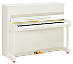 Ein weißes Klavier mit gelben Pedalen auf weißem Hintergrund.