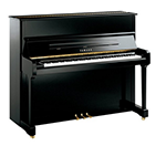 Ein schwarzes Klavier steht auf einer weißen Fläche.